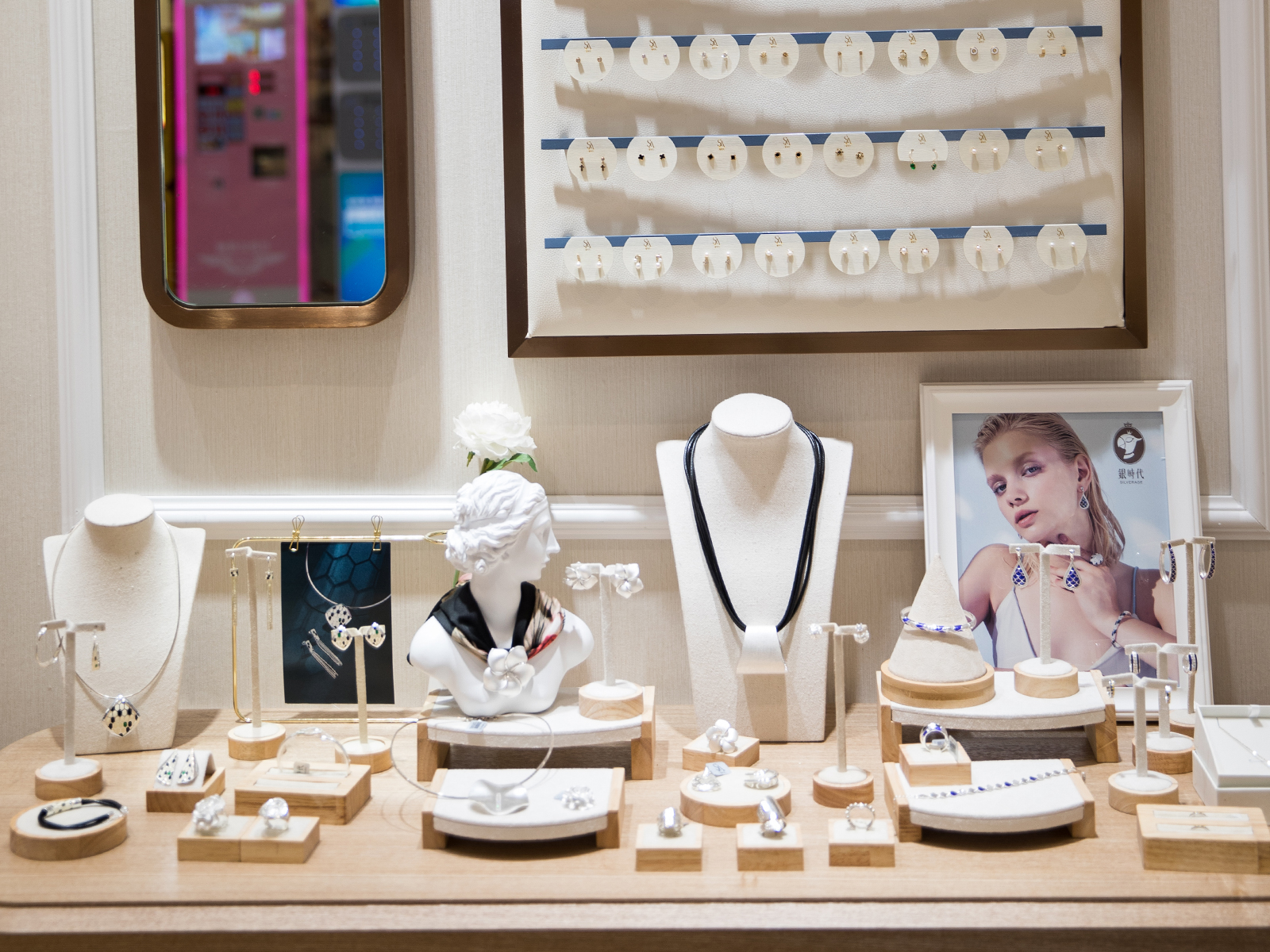 Necklace display